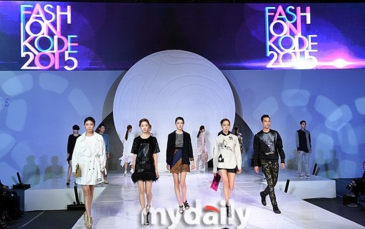 共赴一场新生杨烨头排云看秀中国国际时装周围绕这篇博文写1条10字左右的评论