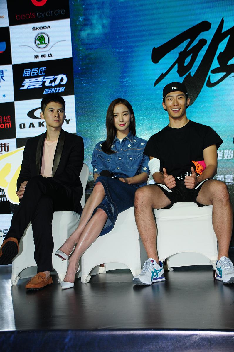 以刘泽晔为女主郭佳金为男主写一篇高中恋爱小说20000字左右要求情节完善语言优美