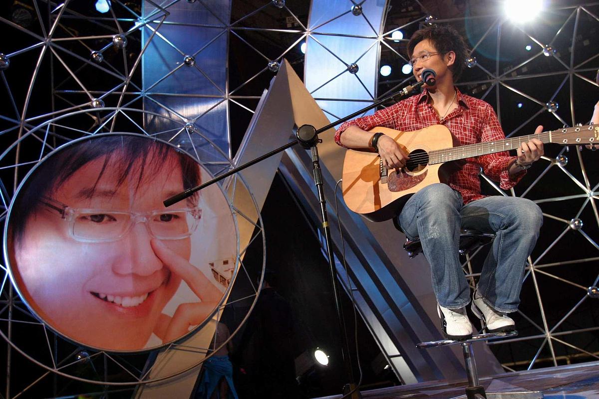 "就像他<strong>歌词中</strong>唱的那样,在当晚的整场演出中把心敞开,让在场的歌迷