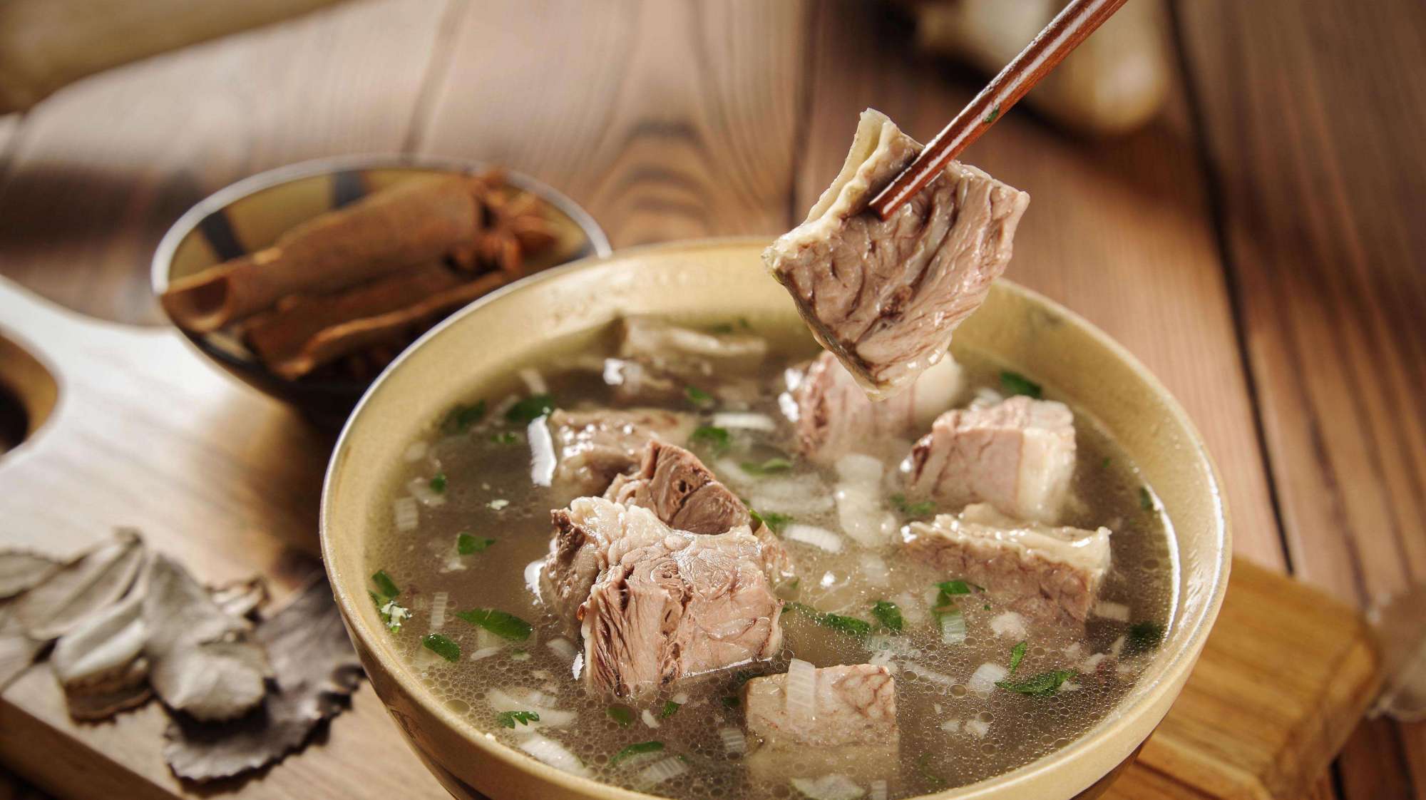 再强调一遍,不管炖啥肉,“这4种”料别再放了,难怪肉柴不好吃