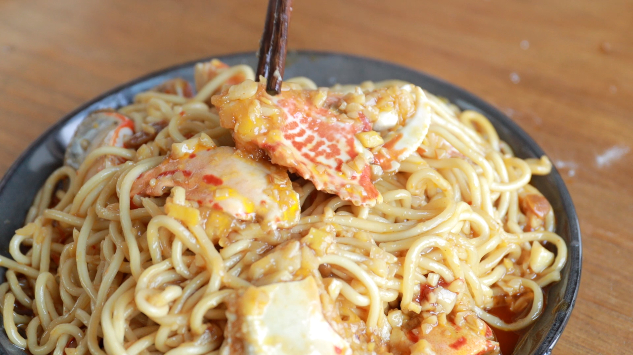 专门打飞的来武汉才能吃到的蟹脚热干面,在家竟能自制!