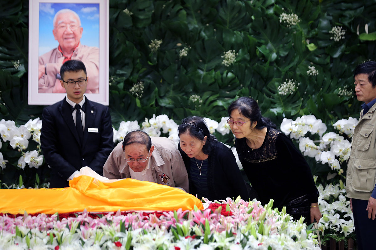 我67岁的外婆车祸去世了她是一个很热心的老太太早年间卖豆腐开餐馆开旅店帮我带孩子大家都很喜欢她。很多亲戚朋友来参加葬礼要在晚饭时致辞感谢大概五分钟请写一篇致辞