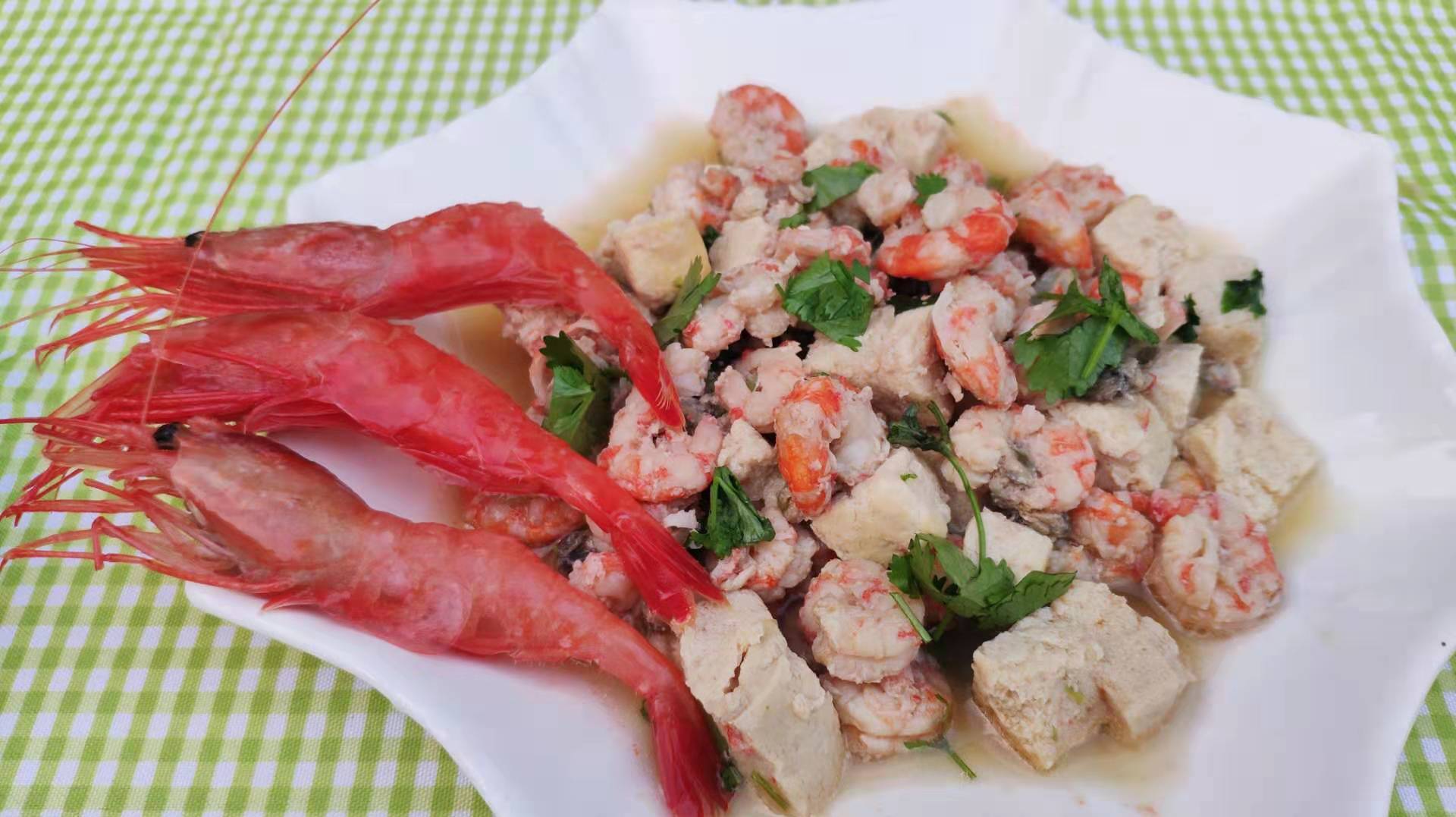 到礁石区赶海生蚝随便挖,和加拿大北极虾炖豆腐,味道鲜美!