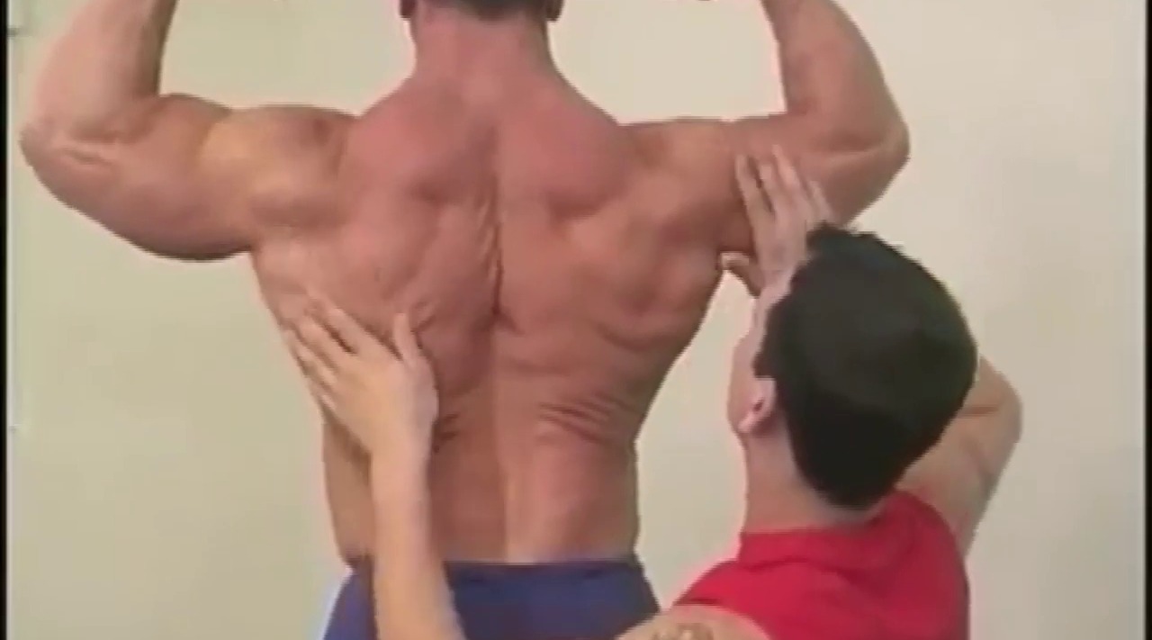 给肌肉男按摩,全身所有地方都要按一个遍