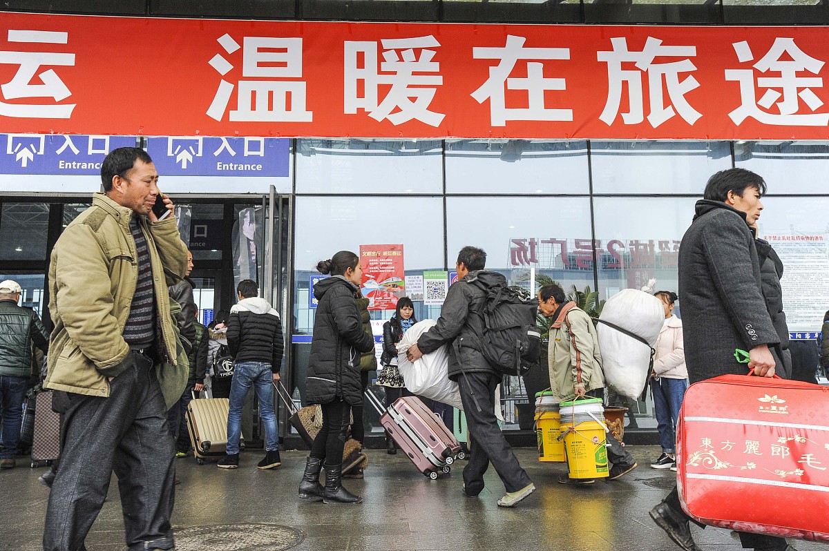 成都高铁学校免费送票助民工返乡