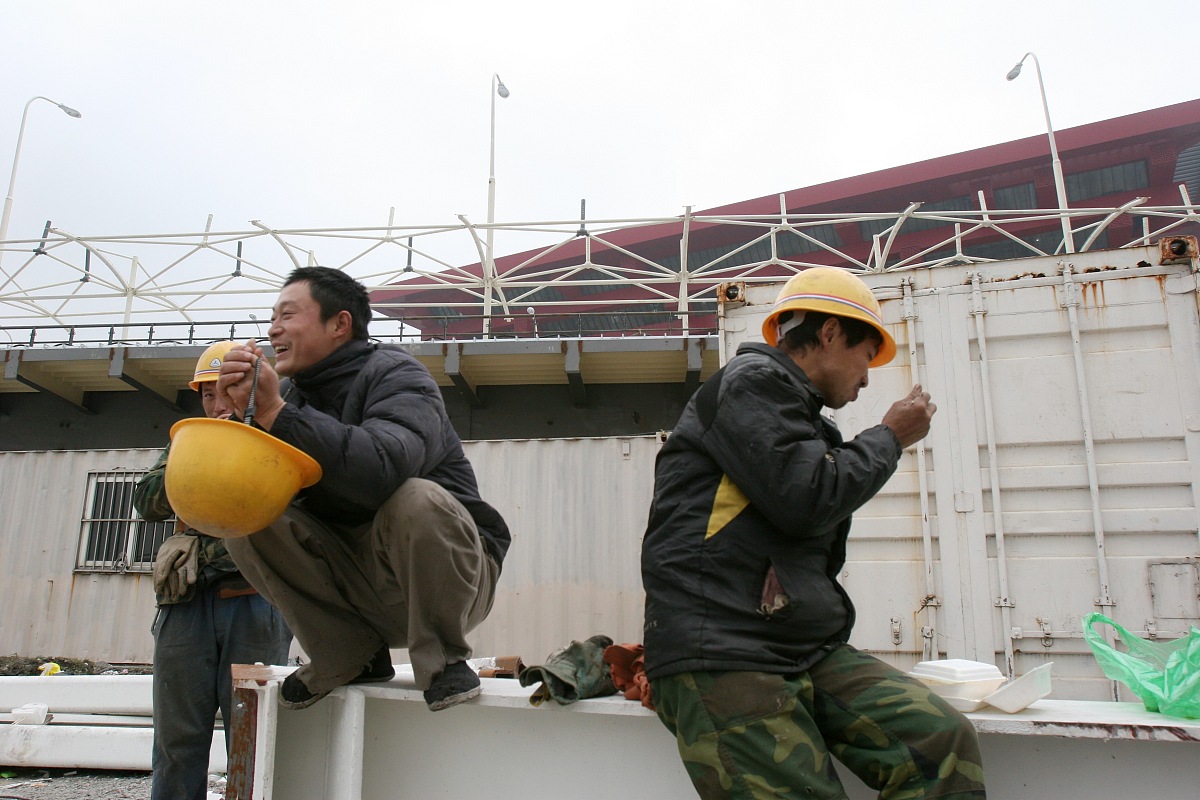 ***_***2009年11月29日, 上海,参建工人上海世博园区中国馆前的台湾馆