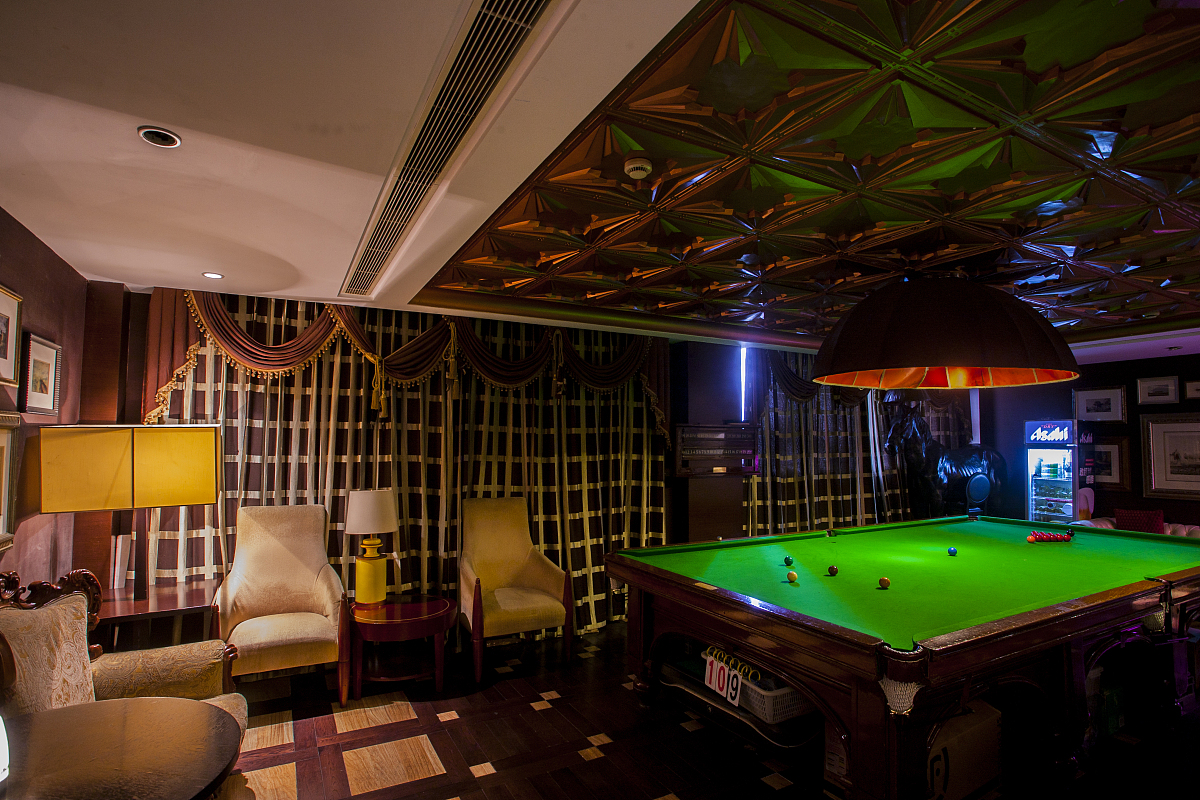 放假在家的乐比和悠悠不知道做什么而她的妈妈也要出门了嘱咐乐比和悠悠要看好家门。于是乐比和悠悠决定要玩当海盗的游戏她们从家里找来各种物品当做海盗的武器和船结果不小心弄脏了妈妈新买的桌布乐比和悠悠顿时感到不妙想要躲藏起来这个时候她们忽然想到老师在课堂上教导说自己犯的错误自己要解决最后她们决定把桌布洗干净