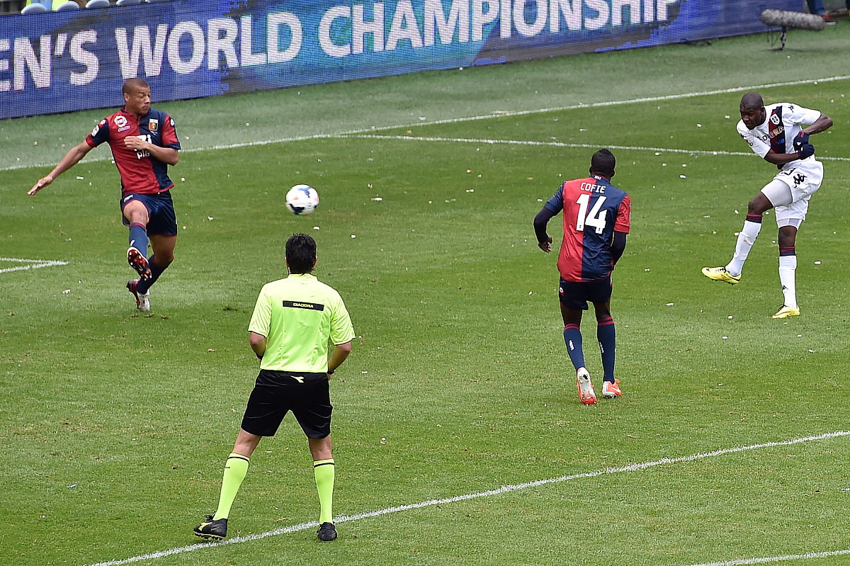 genoa, italy - ap<strong>r</strong>il 19:  victor ibarbo (r) of cagliari scores