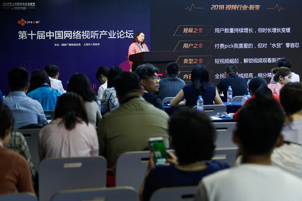 用自己的话说一下这一段话意思不变：所以我认为在政府的大力支持下首先需要引进的旅游电子商务的复合型人才。而且这不仅仅是针对返乡创业的大学毕业生也针对当地有意愿去发展旅游电子商务的群体在具体方式上可以采用岗前教育和上岗培训相结合的手段对商家和景区经营者进行继续教育旅游电子商务的企业需要时常更新经营管理理念让员工继续学习。引进的高素质复合型人才可以采用一带一老带新理念来经常性的集体授课进一步提高从业人员