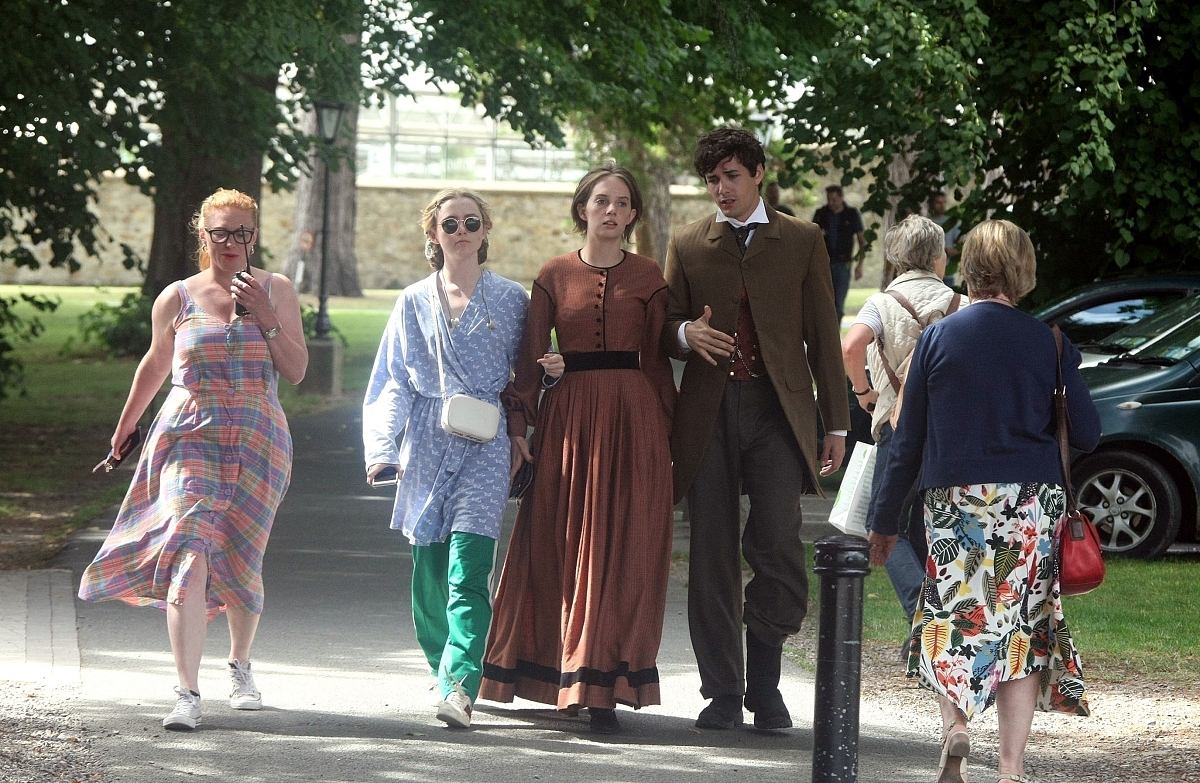 女性主义视角下《小妇人》中女性角色分析