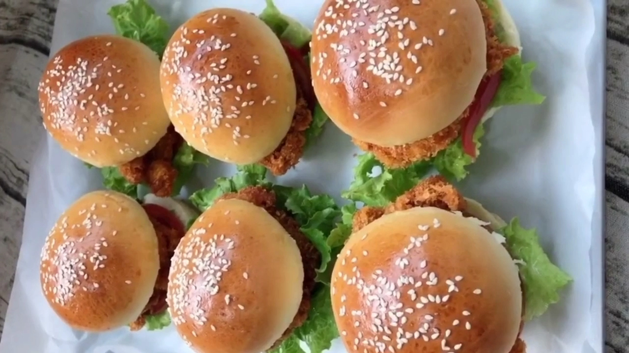 想吃汉堡自己也能做,半斤面粉,一个鸡腿,做了6个鸡腿堡