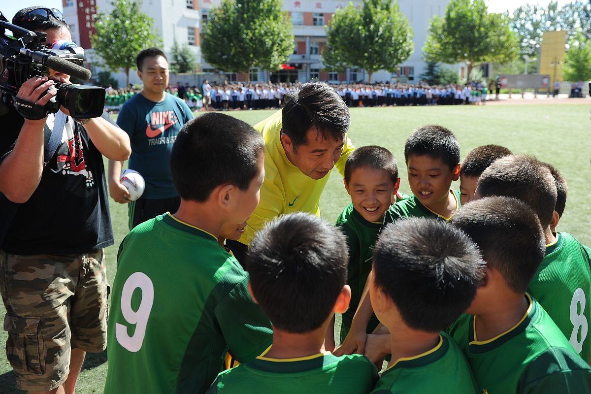 2014年9月15日,北京,国安球员走进平谷区第八小学与同学们一同踢球.**