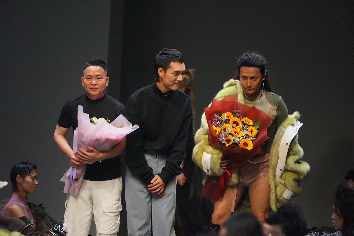 2019年4月2日,上海,2019上海秋冬时装周,明星亮相 f/ffffff 品牌秀场.