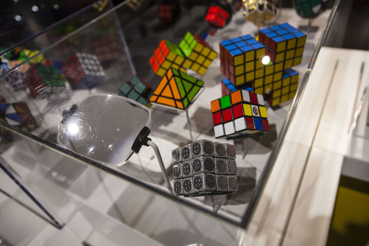 重力魔方和万能舞台有什么区别？有什么优势？