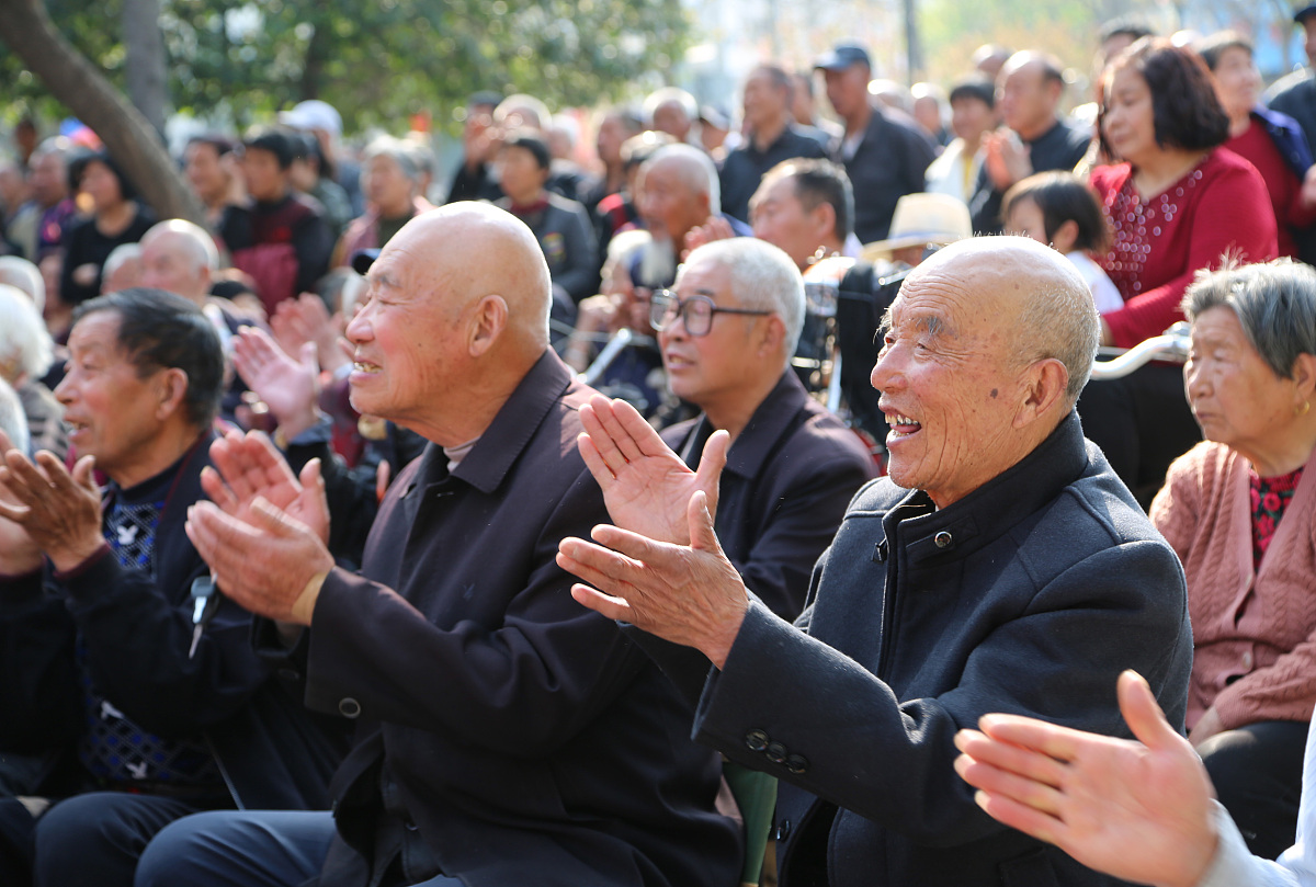 我的家风故事：传承孝顺、正直和团结的家庭文化
