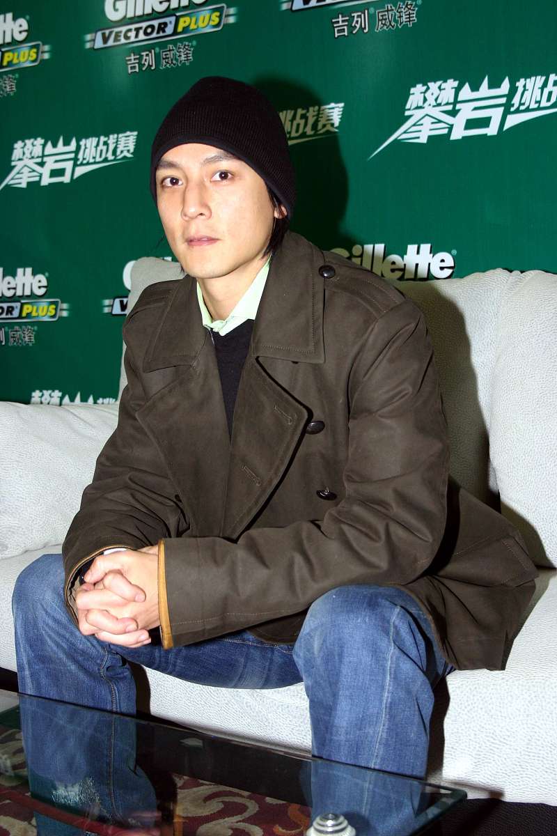 2005年12月11日,上海,吴彦祖出席吉利威锋举办的攀岩大赛.+++_+++吴彦