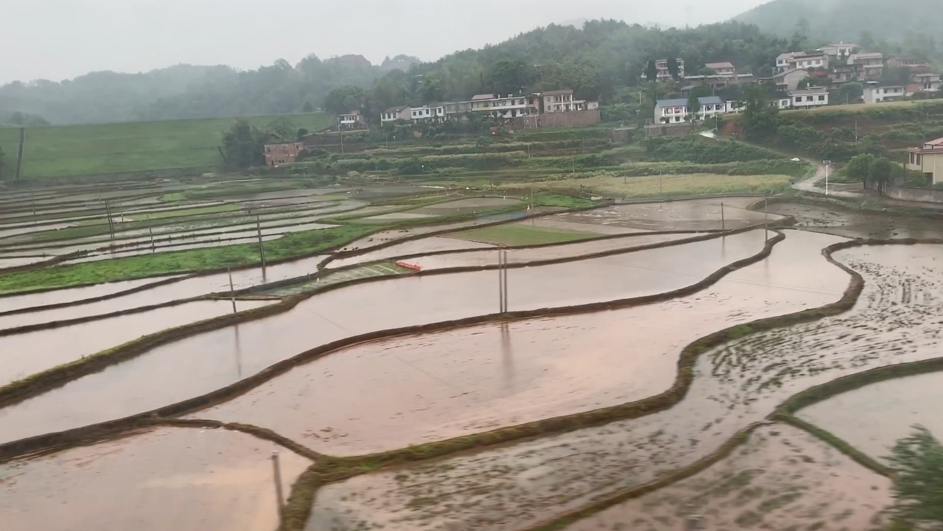 [图]列车奔驰在湖南大地 上集 感受湘家山水一幅幅秀美画卷