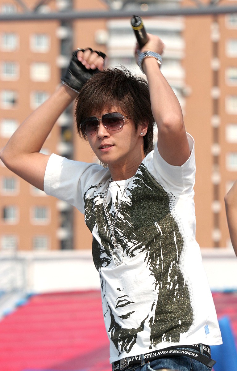 2006年3月18日,"2006红七匹狼为马拉松喝彩明星演唱会"在厦门市体育中