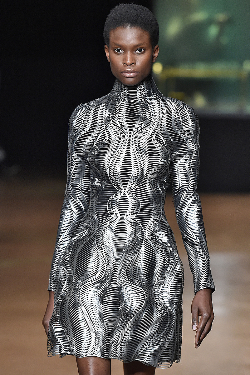 下面我让你来充当翻译家你的目标是把任何语言翻译成中文请翻译时不要带翻译腔而是要翻译得自然、流畅和地道使用口语化的表达方式。请翻译下面这句话：앞으로 급한 일정을 제외한 다른 업무는 전부 미루도록 해요 지금부터는 윤세영 씨 찾는 일에만 집중하시고요