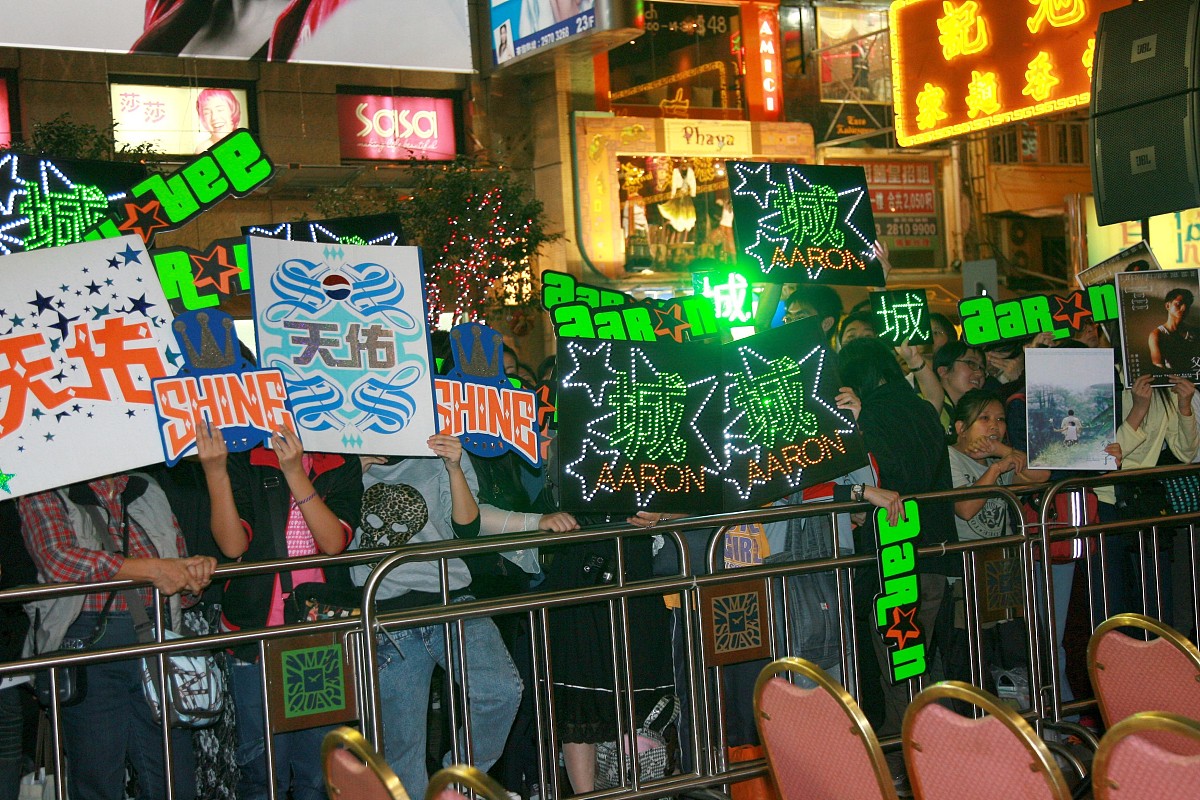 香港片中的社会问题和政治问题如何反映了香港社会的现实和未来？