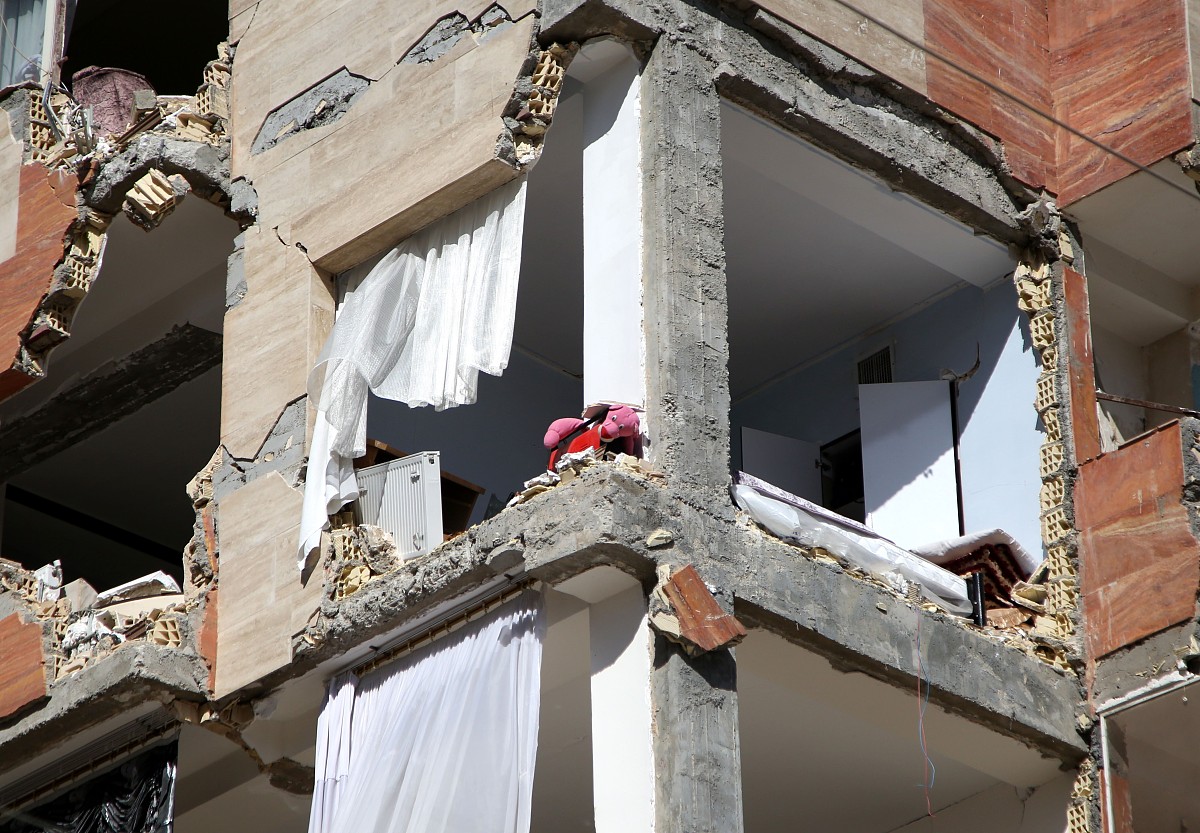 Urgent Cargo Testing Required for Damaged Goods in Warehouse 206