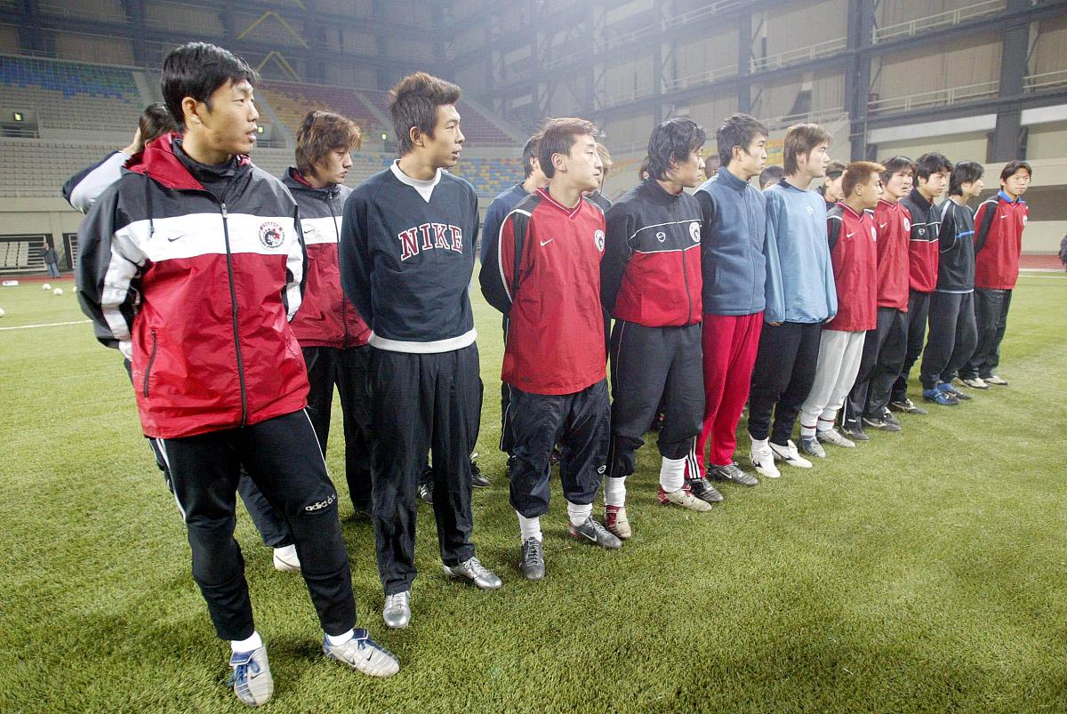 2003年11月19日,充满新鲜,好奇感觉的辽足队员在绿岛博览中心备战即将