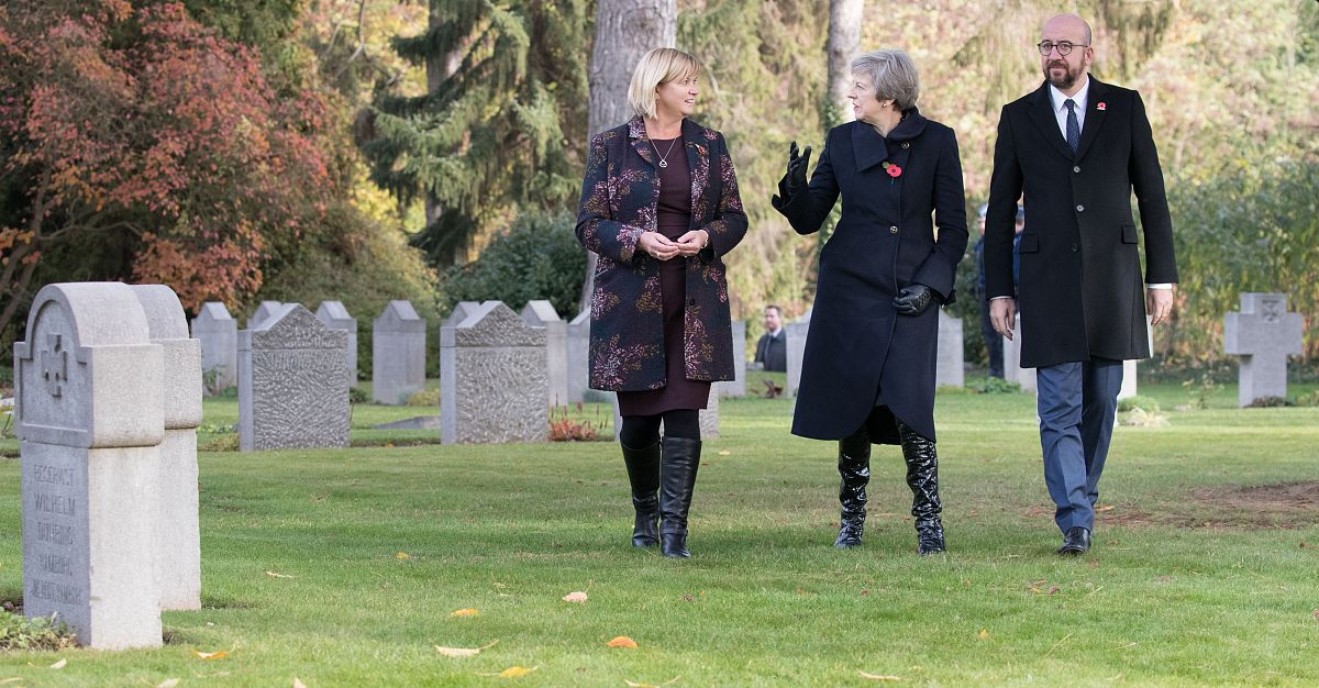 纪念一战结束100周年 英首相赴比利时军事公墓敬献花圈