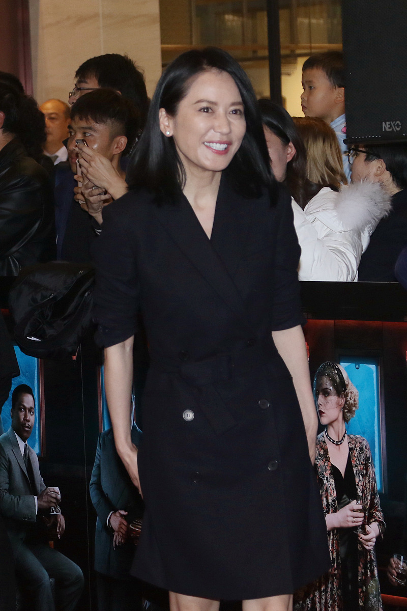 王千源助阵《东方快车谋杀案》首映  俞飞鸿穿西装裙秀美腿优雅大气