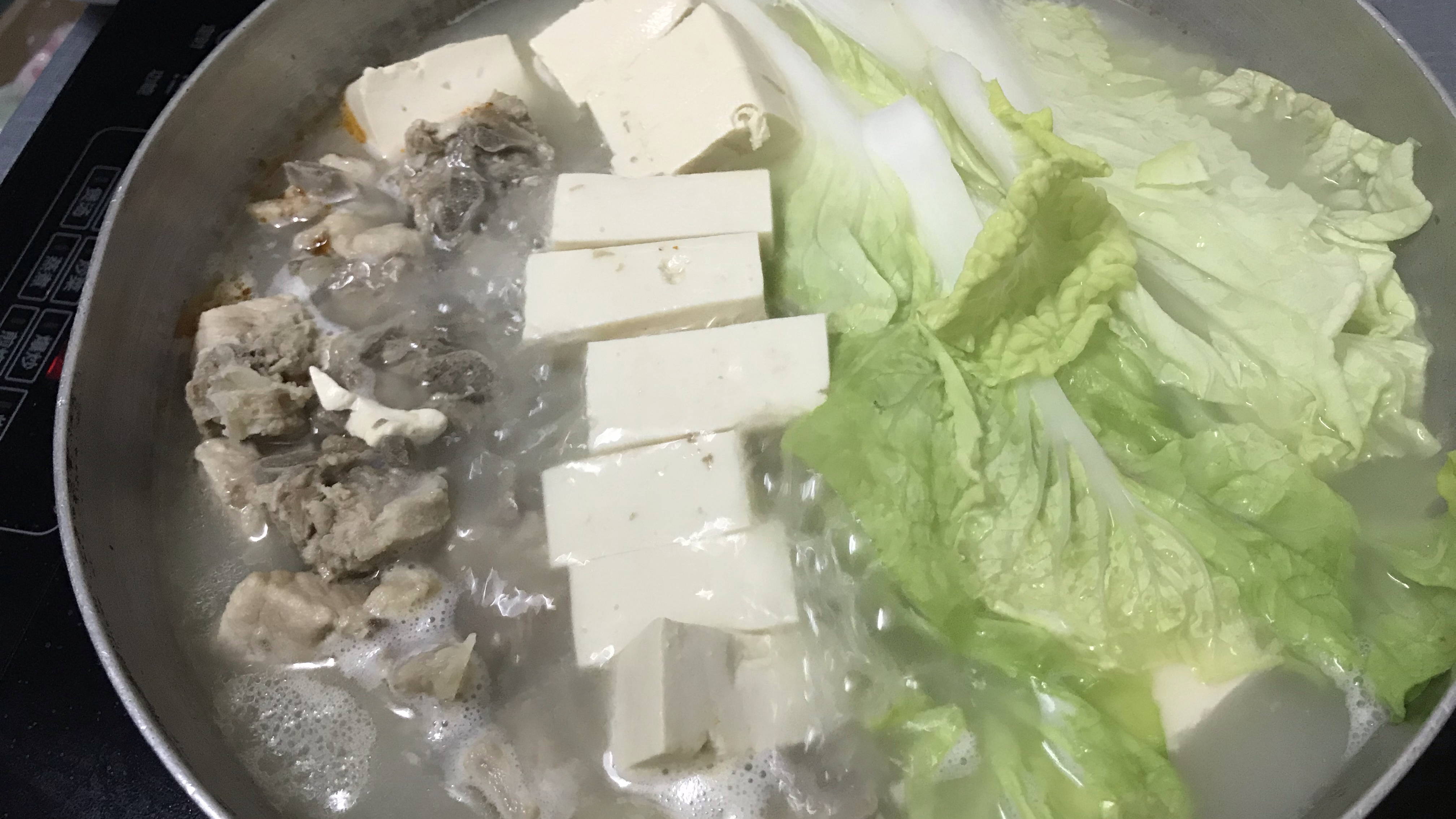 青菜豆腐锅,咕噜咕噜翻滚着的白玉翡翠锅,吃前先喝半碗汤暖暖胃