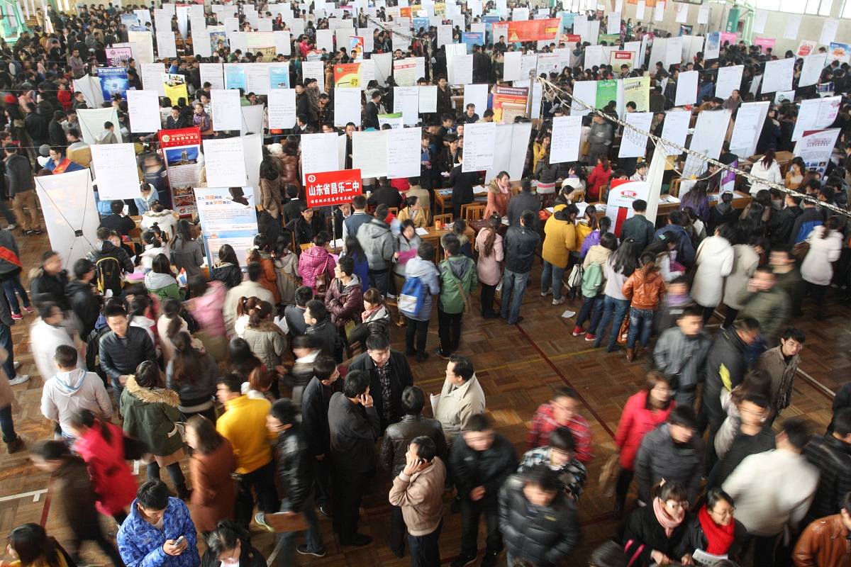 ***_***2012年11月17日,山东烟台,在鲁东大学篮球馆,大学生在2013届毕