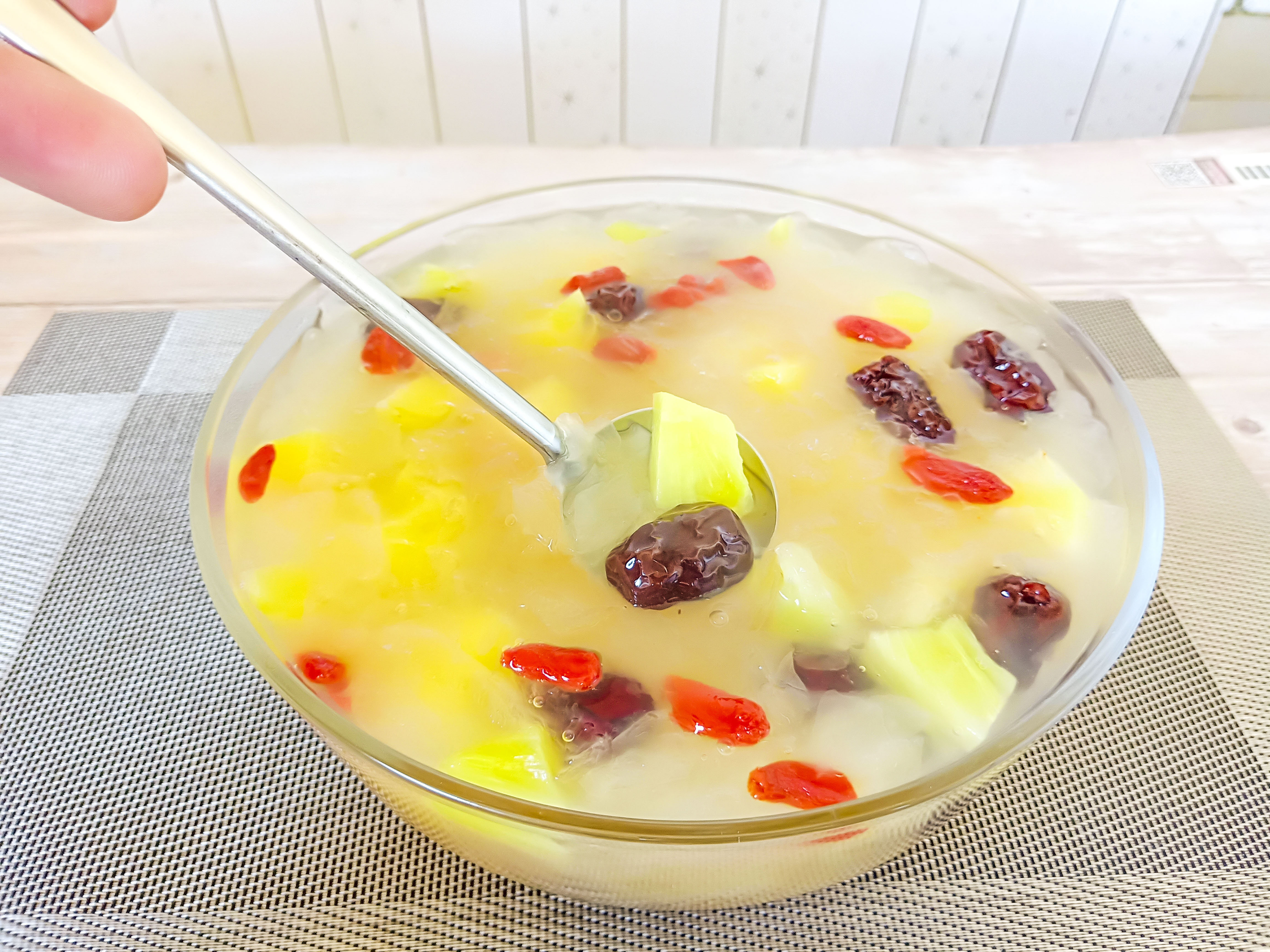 春季不吃肉也要吃它,营养是苹果的3倍,葡萄的5倍,化妆品钱省了