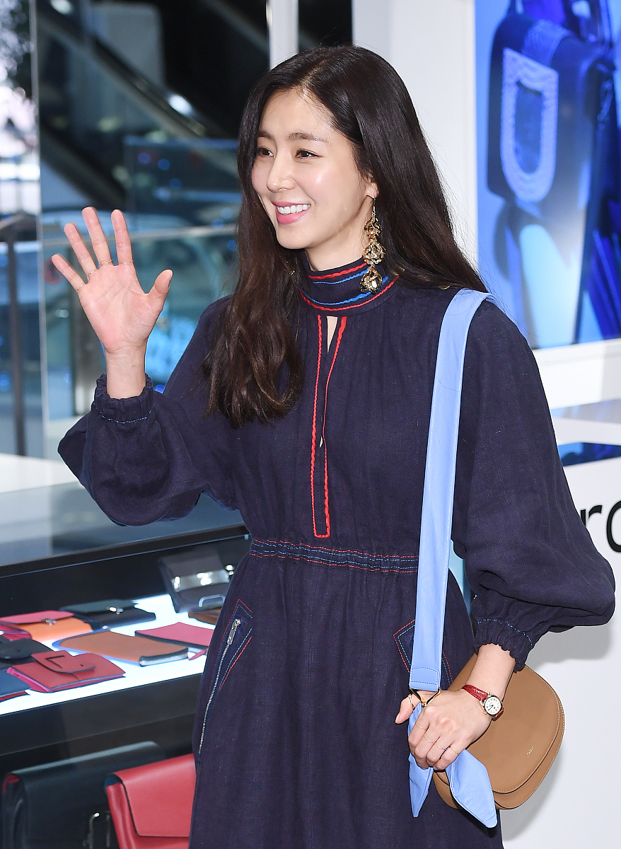 韩彩雅穿深蓝色布裙甜笑清新 不时吐舌卖萌女神也俏皮
