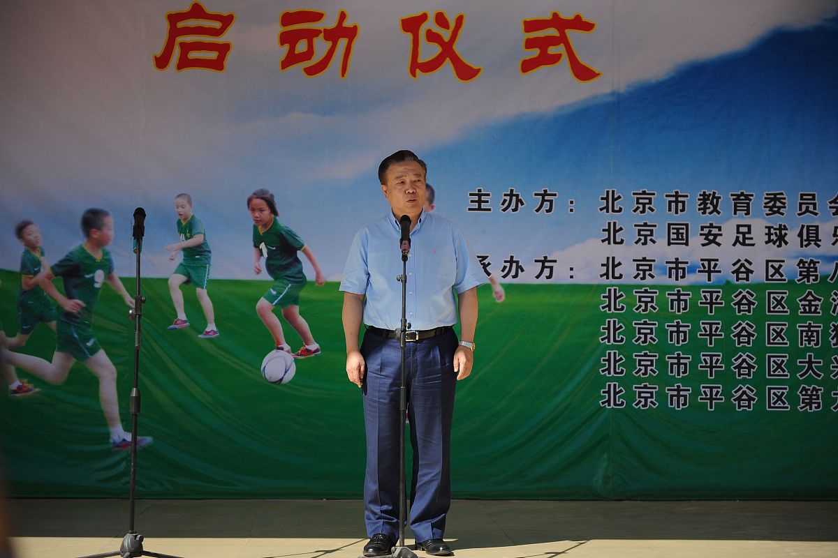 2014年9月15日,北京,国安球员走进平谷区第八小学与同学们一同踢球.**