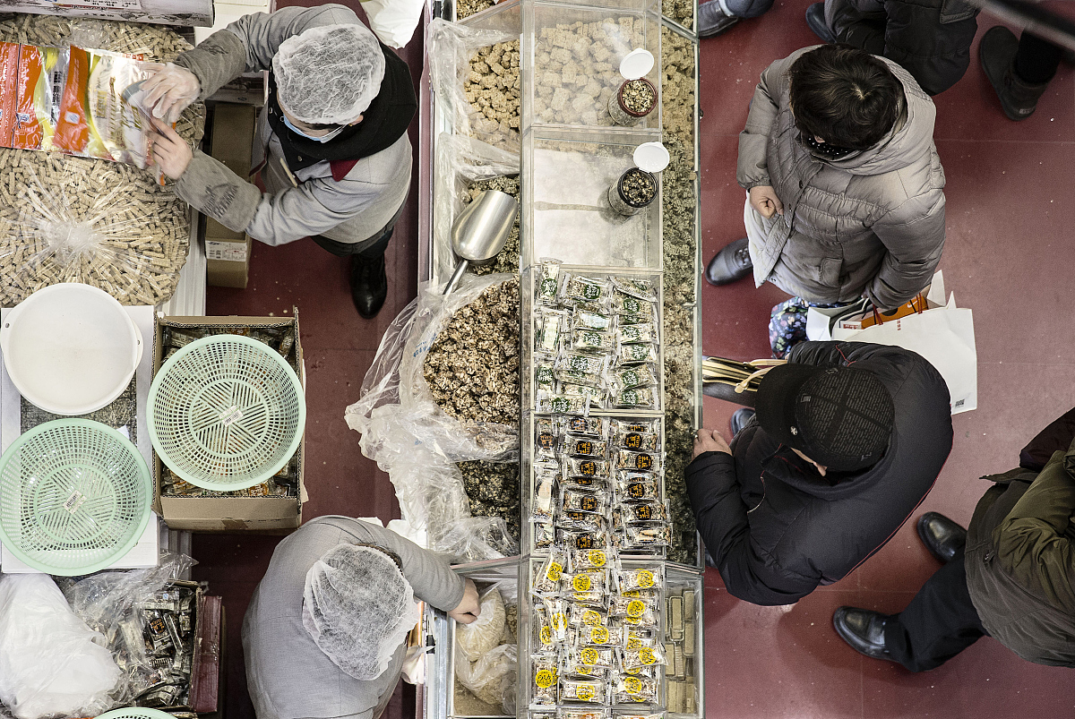 Under the Kyle 1985 model equilibrium and all else being equal the dealerss price sensitivity to orderflow increases with aThe noise created by liquidity traders in the market b The number of dealers