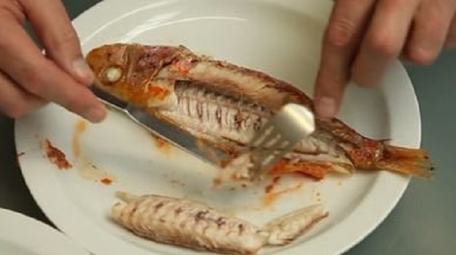 鱼刺卡喉咙应该喝醋或吞饭?很多人都被骗了,正确方式应该是这样