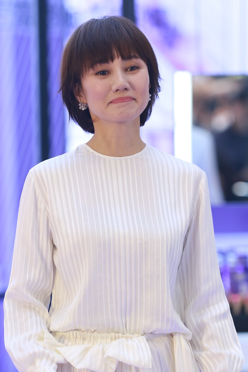 41岁袁泉白裙气质温婉瞪大眼招手 现场示范"脸部瑜伽"美如画报