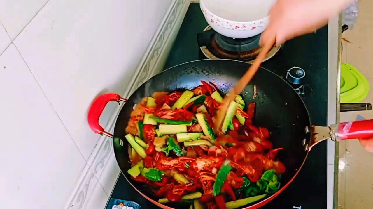 最正宗的麻辣小龙虾做法不放一滴水香辣过瘾全家吃了都说好