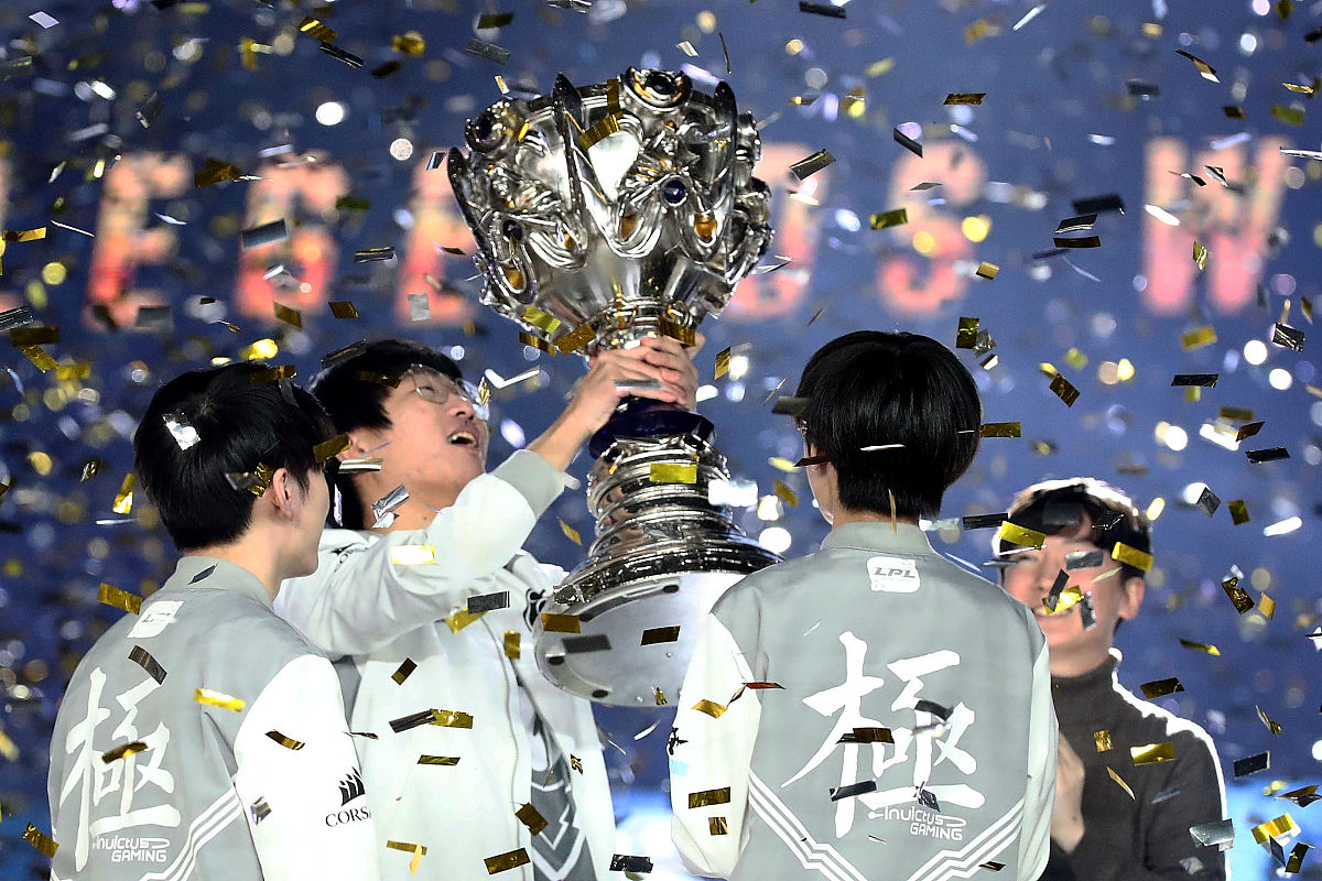 英雄联盟S8全球总决赛冠军：iG战队创造历史