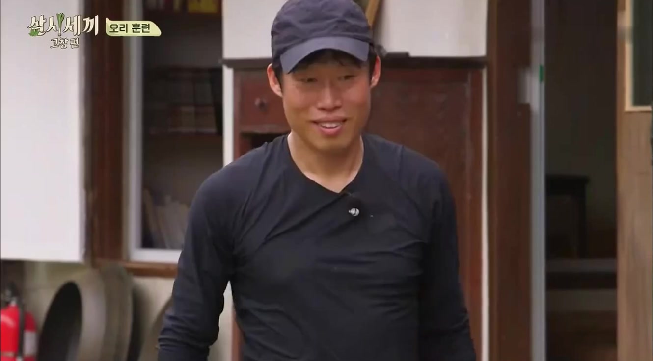 海镇换上大一点的水盆让小鸭子们游泳,接连不断的潜水让他们惊叹