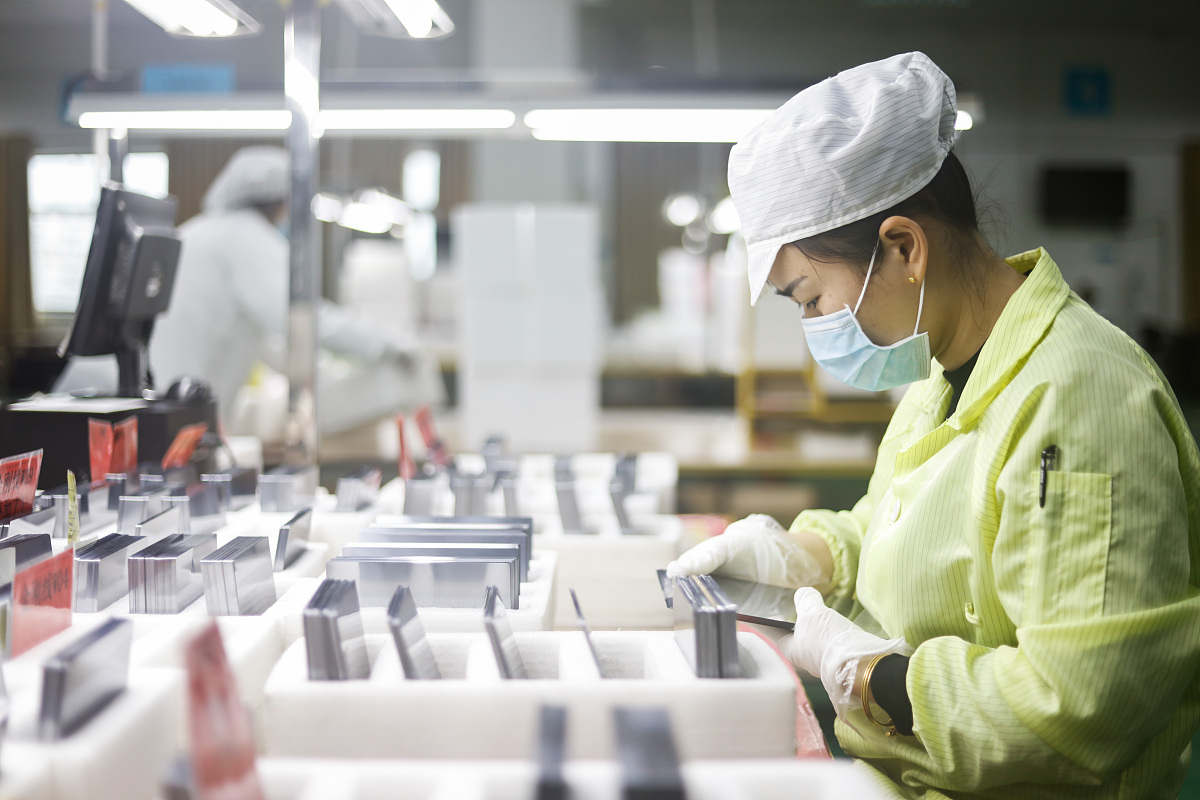 撰写一份访谈结果分析：九头艾草公司品牌忠诚度存在问题产品同质化严重500字