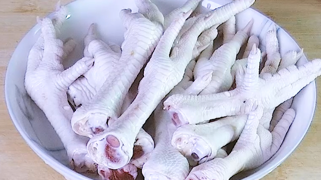 1斤鸡爪,1个柠檬,2分钟教你做出酸辣鸡爪,酸辣爽脆,开胃解馋