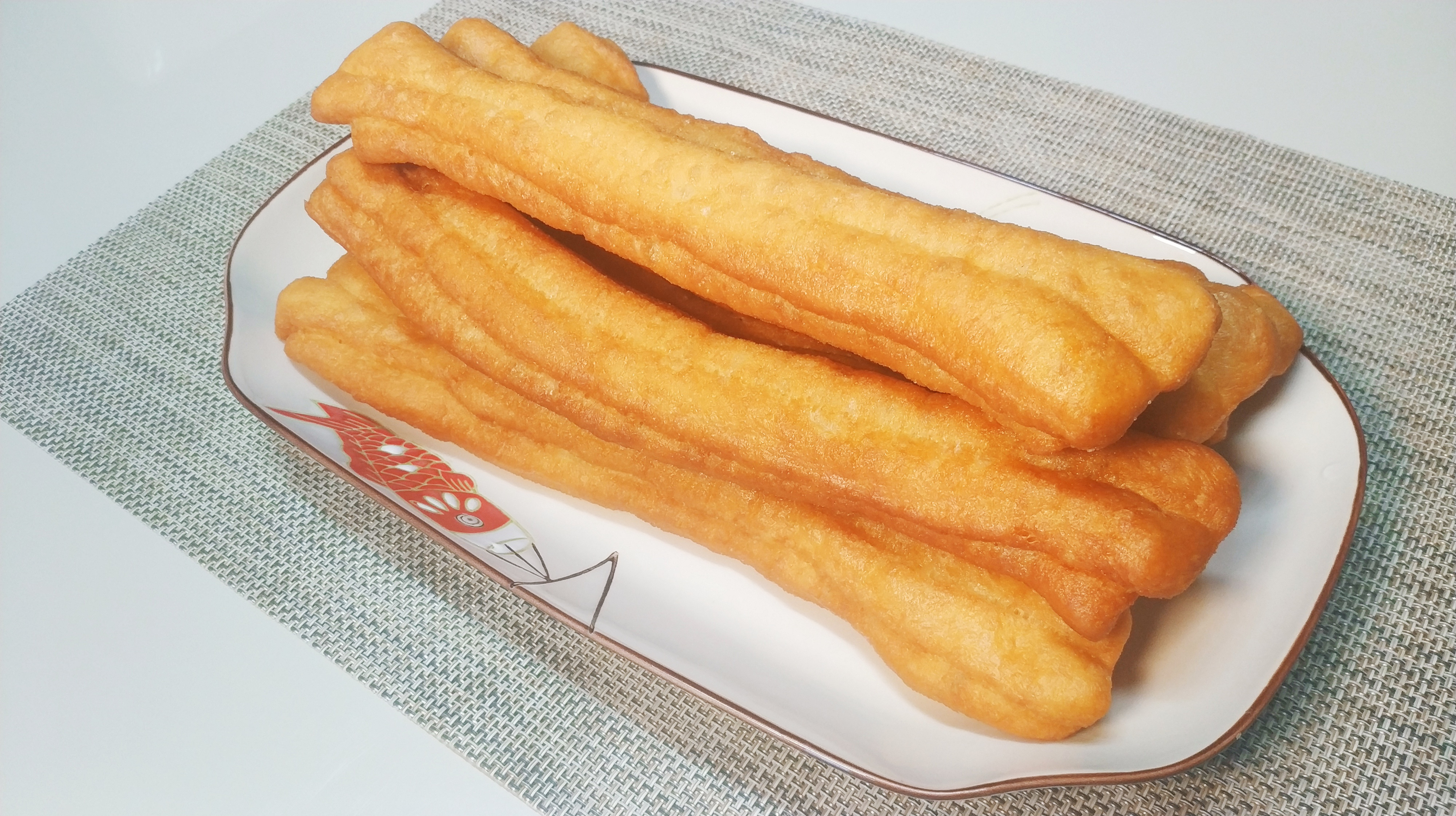 没想到自己做油条这么简单,加入鸡蛋更营养,比外面卖的还好吃