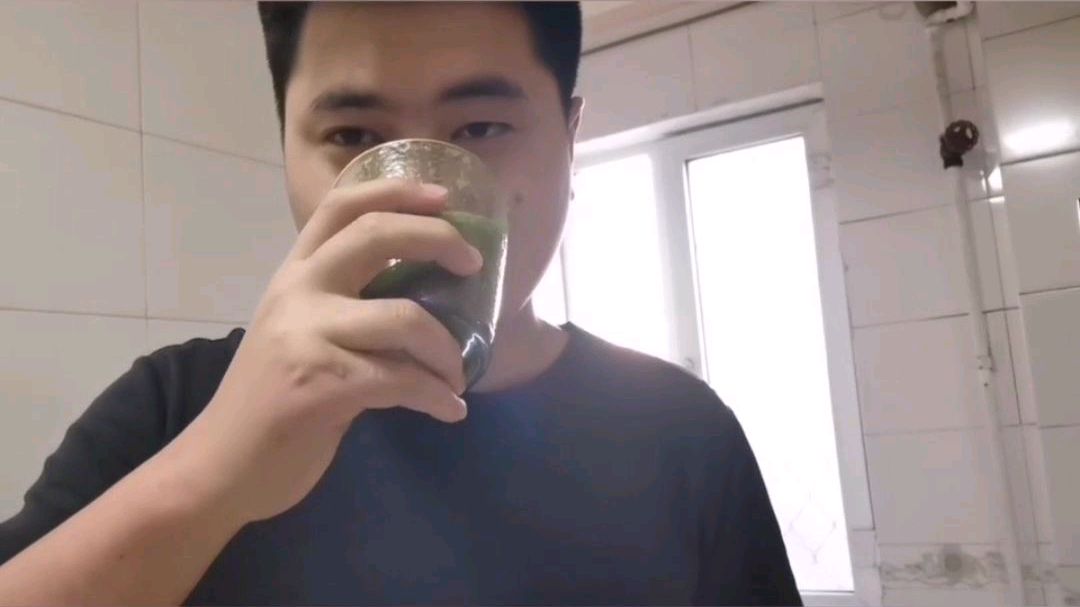 小伙每天喝蔬菜汁,这样真的能减肥吗?