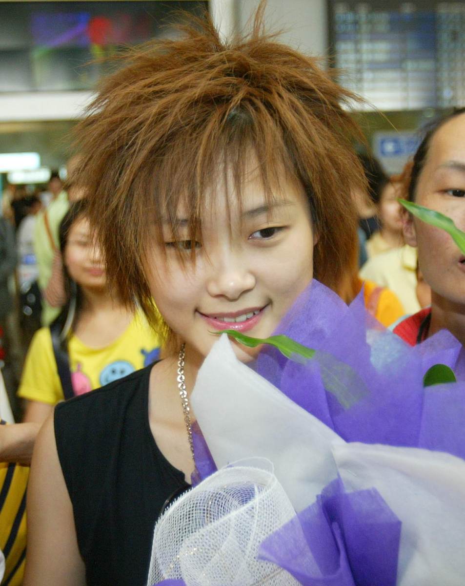 2005年9月18日,北京,2005超级女生总冠军李宇春现身首都国际机场,为即