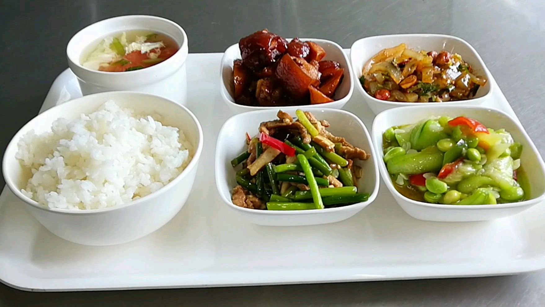 1个大荤1个小荤2个素菜1个汤,米饭随便吃,10元/份,伙食怎么样
