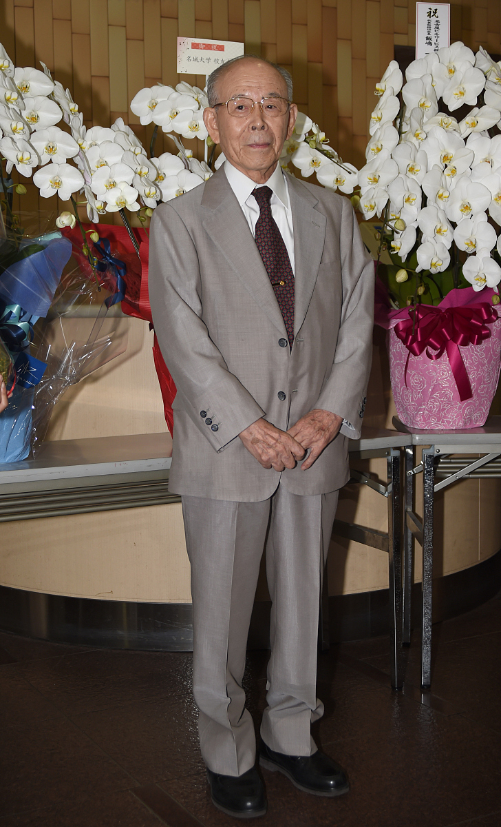 当地时间2014年10月8日,日本名古屋,2014年度诺贝尔物理学奖得主赤崎