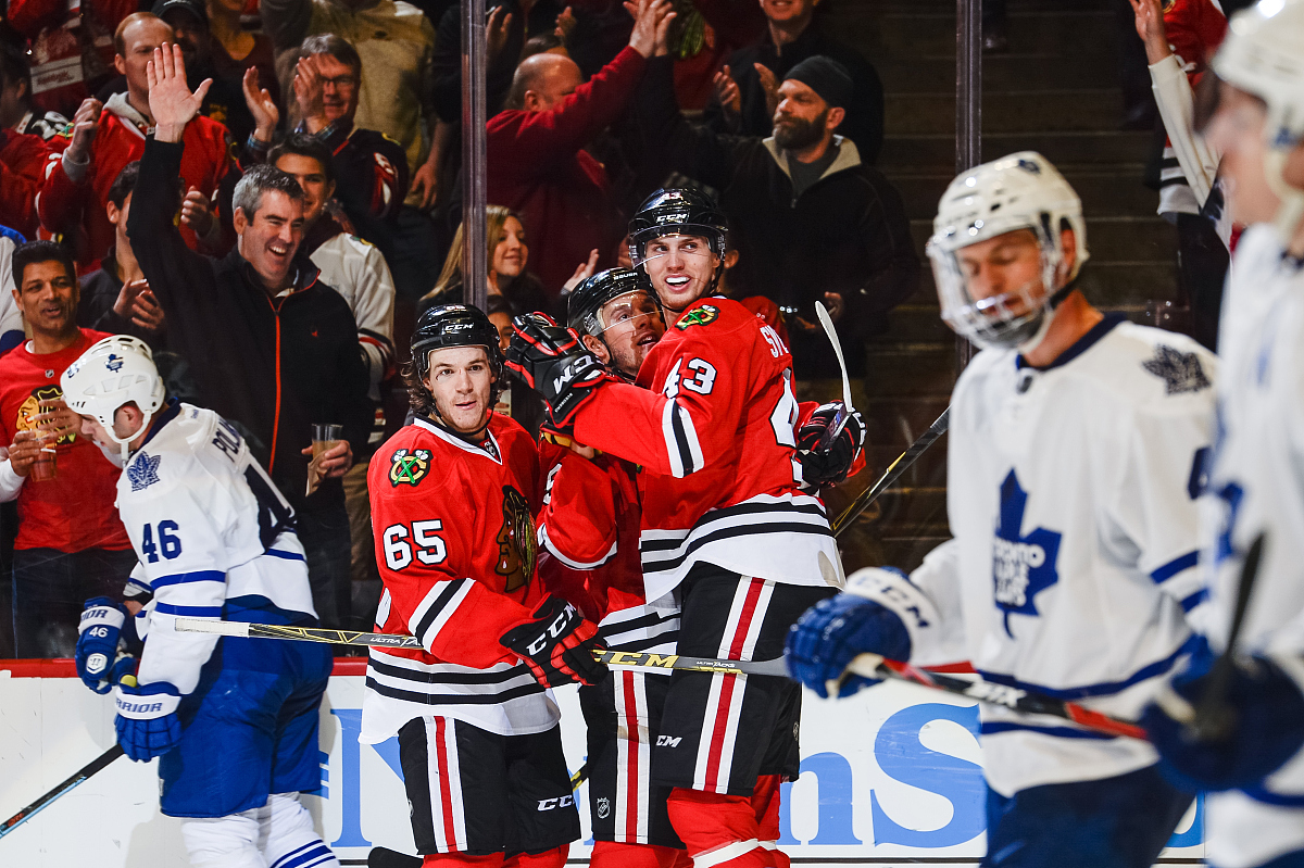 我在怀俄明州。一天晚上在撞球联赛中红袜队正在与洋基队比赛他们一直在展示该死的袜子。我开始观看从未停止。在那之前我从来都不是棒球迷