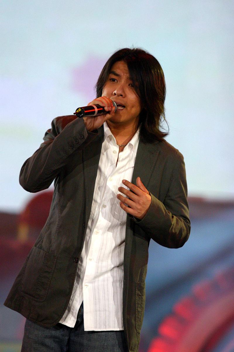 2004年7月24日,北京,第六届cctv-mtv音乐盛典颁奖典礼激情现场.阿杜++