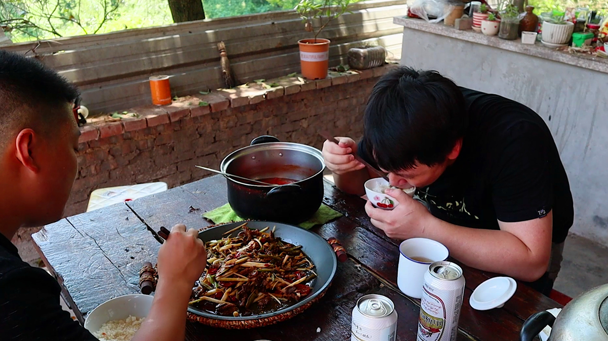 半斤鸡杂1把酸豇豆,德哥做泡椒鸡杂,边喝啤酒边大口扒饭真过瘾