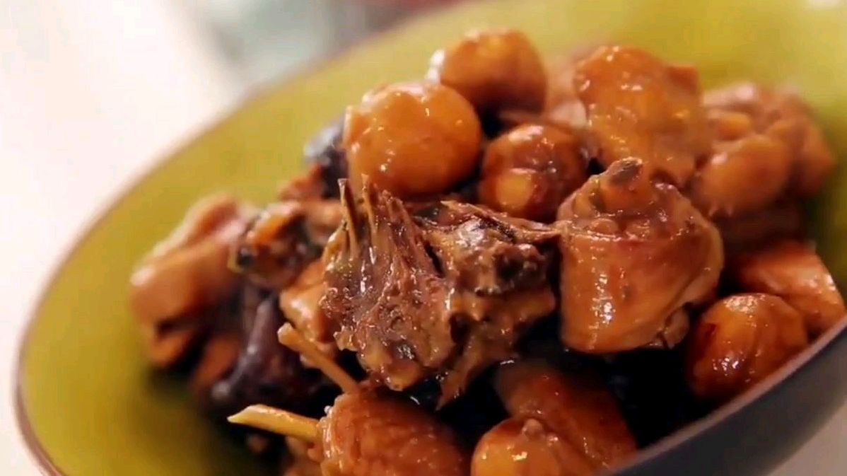 板栗香菇炖鸡,既滋补又美味的一道菜,看完了你流口水了吗?